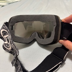 メガネの上からかけられるミラーゴーグルの画像