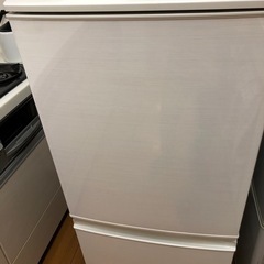美品137リットルSHARP 冷凍冷蔵庫の画像