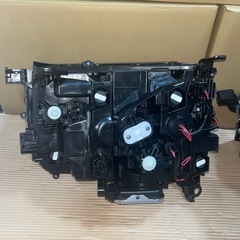 新車外し！ TOYOTAトヨタ ランドクルーザー250純正 3眼LEDヘッドライト ヘッドランプ 左右セット ICHIKO60-343 (81110-60S40 / 81150-60S40) 81004-60010 角目 VX GDJ250 TRJ250 リフレクターヘッドライトの画像