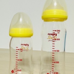 240mlと160mlの容量を持つ哺乳瓶2本セットです。 ガラス製。の画像