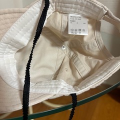 恐竜刺繍ベージュキャップ Mサイズ　40〜50センチ　ミカクニンの画像