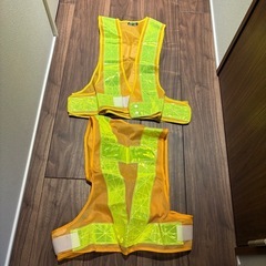 安全帯と安全ベスト2着の画像