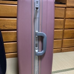 鍵付き大型キャリーケースの画像