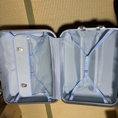 鍵付き大型キャリーケースの画像