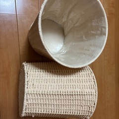 ピンチハンガーとゴミ箱2個の画像