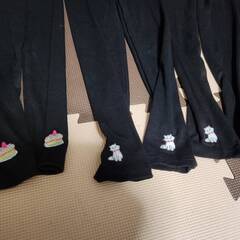 未使用品　レギンス　140　今年の夏日焼け対策の為、お店で購入　黒4枚セット　500円　可愛いレギンス　ワンポイントありの画像