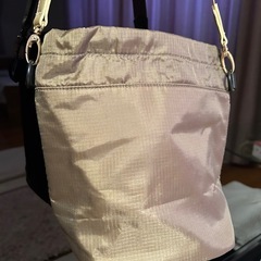 ベージュ ナイロン ショルダーバッグ　巾着 23×22マチ14センチの画像