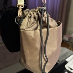ベージュ ナイロン ショルダーバッグ　巾着 23×22マチ14センチの画像