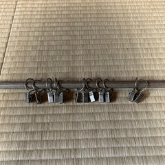 突っ張り棒とカーテンクリップの画像