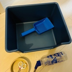 フェレットケージ、エサ皿、トイレ、トイレ砂（すこし）、給水ボトル
の画像