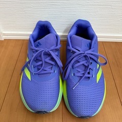 adidas運動靴の画像