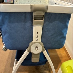 蚊帳付きキャスター付きベビーベッドの画像