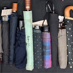 【大量】折りたたみ傘 まとめ売り セット 雨傘 メンズ レディース 紳士 婦人 ドット柄 チェック 無地 花柄 木製風ハンドル J型手元 コンパクト 傘袋付きあり 生活雑貨 リユース ストック 防災 雨具 事業所備品 まとめ処分 引取歓迎 コレクションの画像