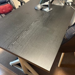 IKEA イドーセン 昇降デスク 160cm×80cm 天板ブラック、脚部分ベージュの画像