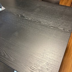 IKEA イドーセン 昇降デスク 160cm×80cm 天板ブラック、脚部分ベージュの画像
