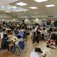 介護職／年間休日122日！家庭優先のシフトOK！賞与3ヶ月分！髪色自由！の画像