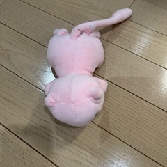 ポケモン、ミュウの人形の画像