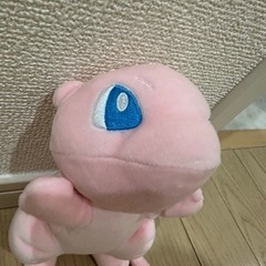 ポケモン、ミュウの人形の画像