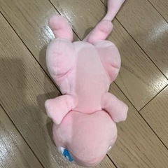 ポケモン、ミュウの人形の画像