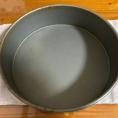 直径20センチの丸いケーキの型と、直径18センチの粉を振るう物ですの画像