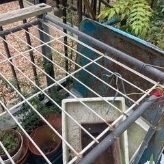 庭で使っていた棚と植木鉢の画像