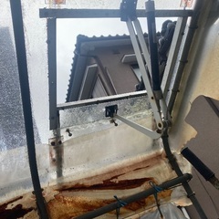 庭で使っていた棚と植木鉢の画像