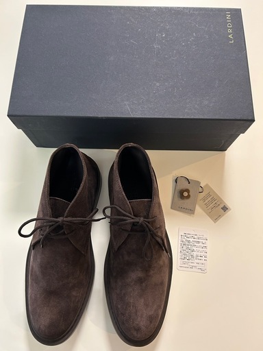 未使用品LARDINI ラルディーニJHPLK スエードチャッカブーツ スウェードチャッカブーツ スエードショートブーツ スウェードショートブーツビジネスシューズドレスシューズくつクツ紐靴レースアップシューズ 革靴紳士靴メンズ男性用イタリア製ブローチ＆ボタン付