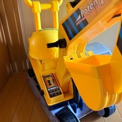 子ども用 ショベルカー ヘルメット付き の画像