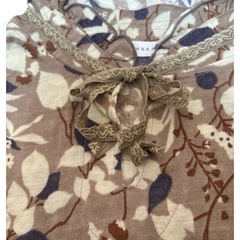 ハイネック 花柄 ブラウス 長袖 トップス 総柄 ベージュ系 Mの画像