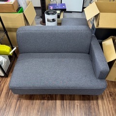 【オットマン付き】ゆったりくつろげるグレーの布張りソファの画像