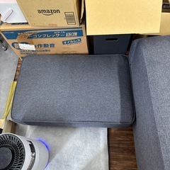 【オットマン付き】ゆったりくつろげるグレーの布張りソファの画像