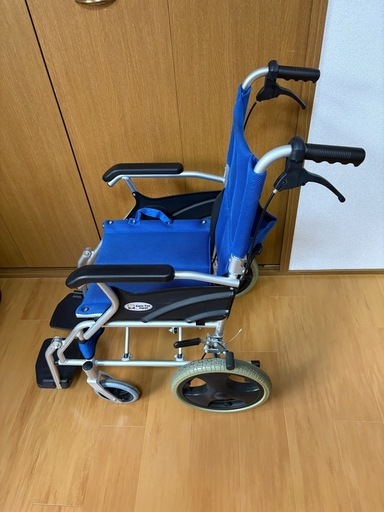ケアテックジャパン★アルミ　軽量　車イス★折り畳みコンパクト