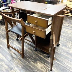 M【中古品】萩原 ハギハラ アンティーク調 折りたたみデスク&チェア 収納付き キャスター デスクチェア 移動式 コンパクト 昭和レトロ マルチワゴン 収納家具の画像