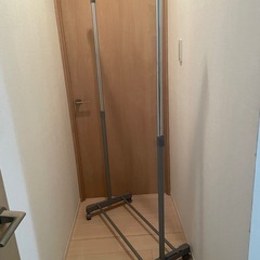 ハンガーラック　グレー　高さ変化可能の画像