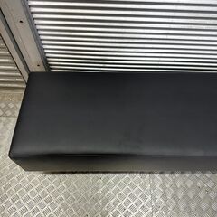 店頭引き渡し 中古 ベンチソファ レザー イス 家具 脚付き 背もたれ無し Aの画像