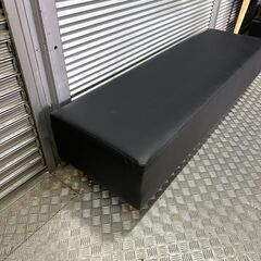 店頭引き渡し 中古 ベンチソファ レザー イス 家具 脚付き 背もたれ無し Bの画像