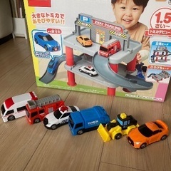 1歳半から遊べる　はじめてトミカ　6台　＋　ちゅうしゃじょう　セットの画像