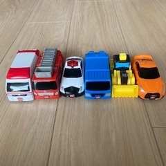 1歳半から遊べる　はじめてトミカ　6台　＋　ちゅうしゃじょう　セットの画像
