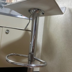 昇降可能なイス、チェスト、バー、カウンターの画像
