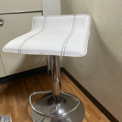 昇降可能なイス、チェスト、バー、カウンターの画像