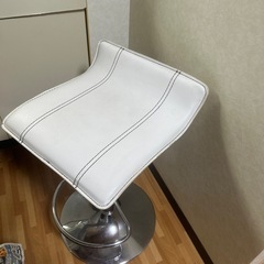 昇降可能なイス、チェスト、バー、カウンターの画像