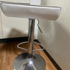 昇降可能なイス、チェスト、バー、カウンターの画像