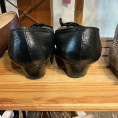 レディース靴👱‍♀️レザーパンプス🥿銀座ヨシノヤサイズ23.5cmリボン🎀汚れあり💦黒の画像