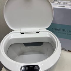 手をかざすとフタが開くゴミ箱の画像