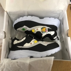 👟 子供用スニーカー（新品・箱付き)の画像