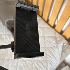 ベッドに付けられるスマホホルダーの画像