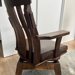 回転するダイニングチェアの画像