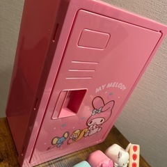 サンリオのミニフィギュアとマイメロの箱の画像