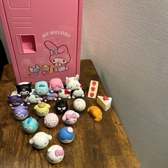 サンリオのミニフィギュアとマイメロの箱の画像