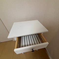 IKEA ベッドサイドテーブル ヘムネスの画像